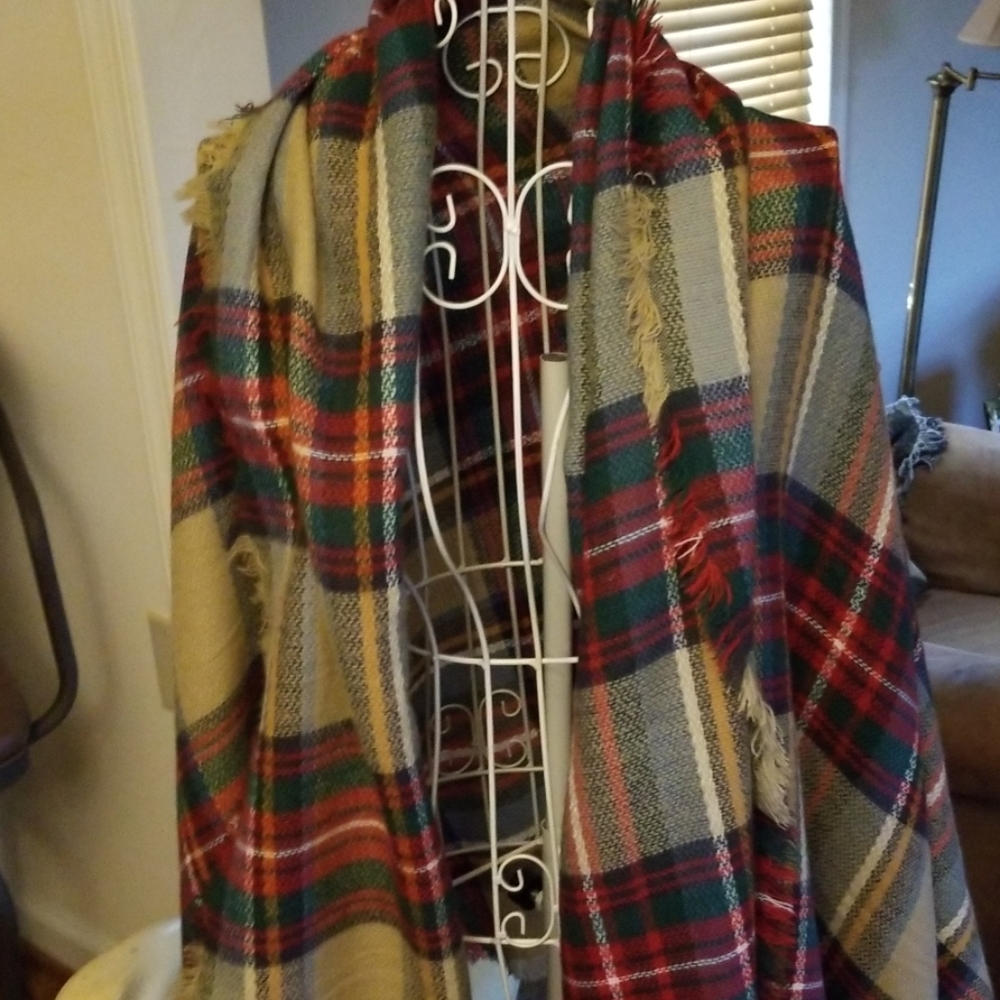 Large plaid shawl/scarf wrap - Picture 3 of 8